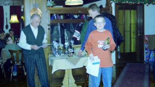 Frank Mayershofer holt den Pokal Frank Mayershofer holt den Pokal